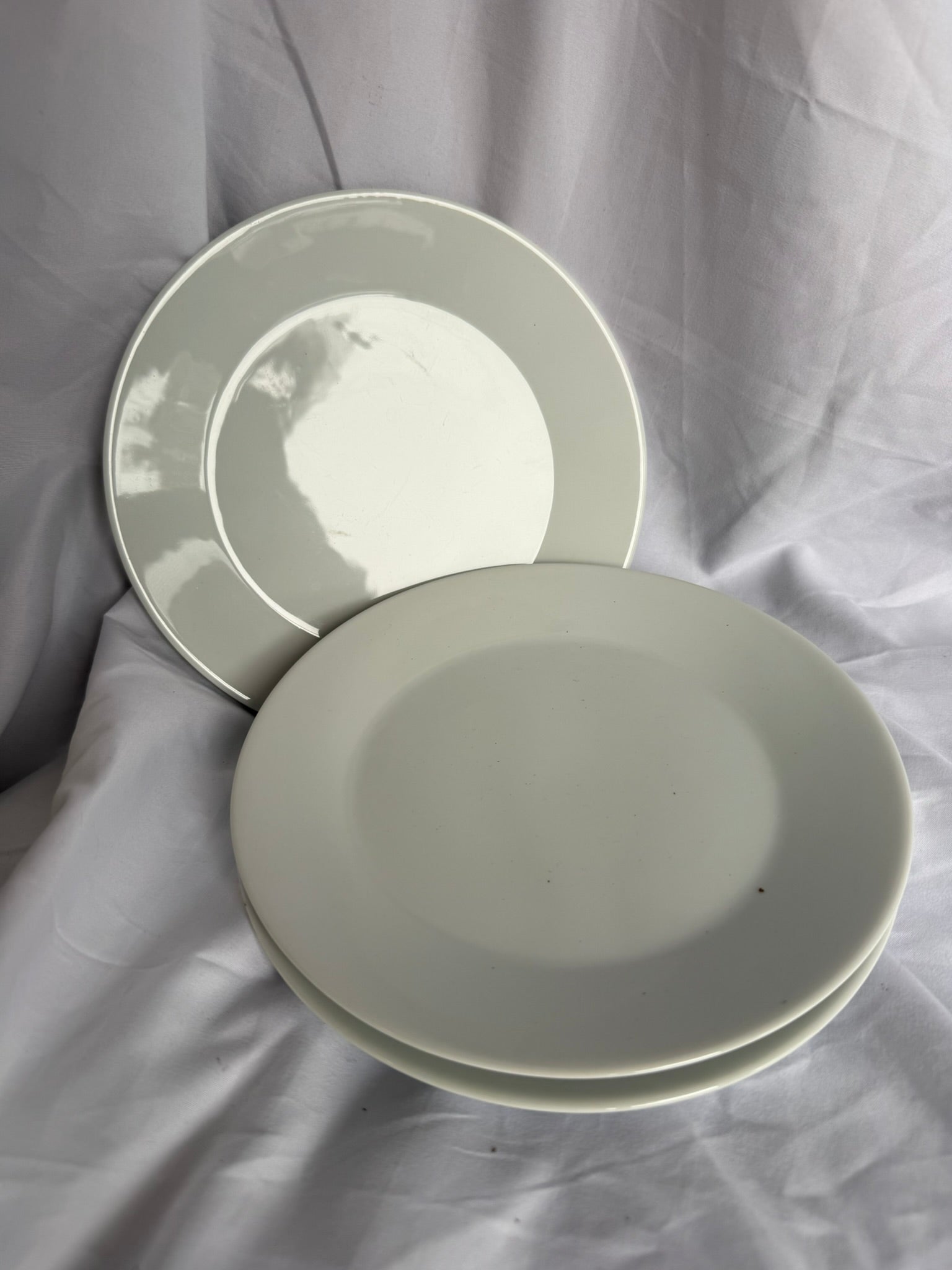 WHITE ROUND DESSERT PLATES SET OF 3