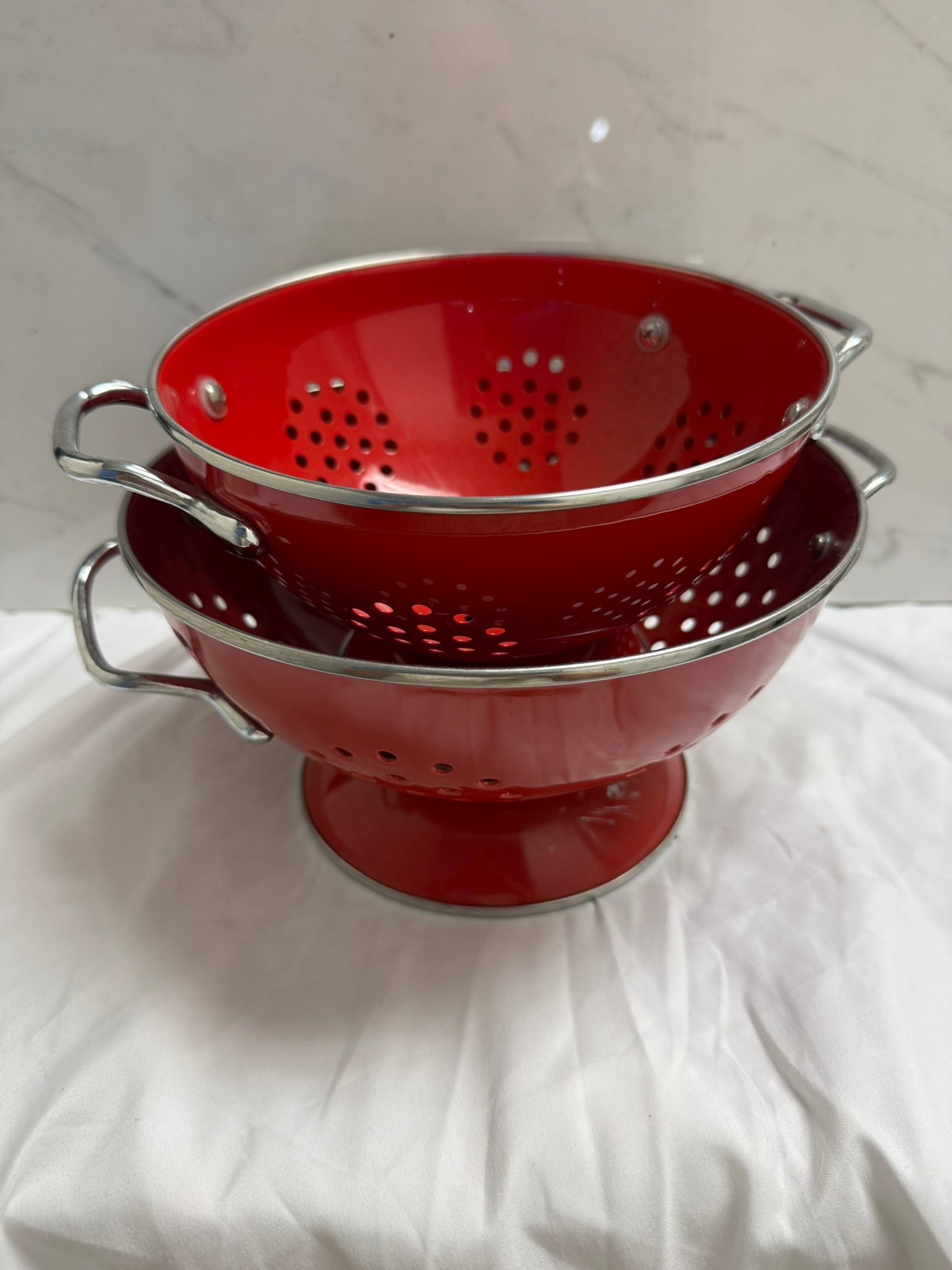 RED COLANDERS SET OF 2