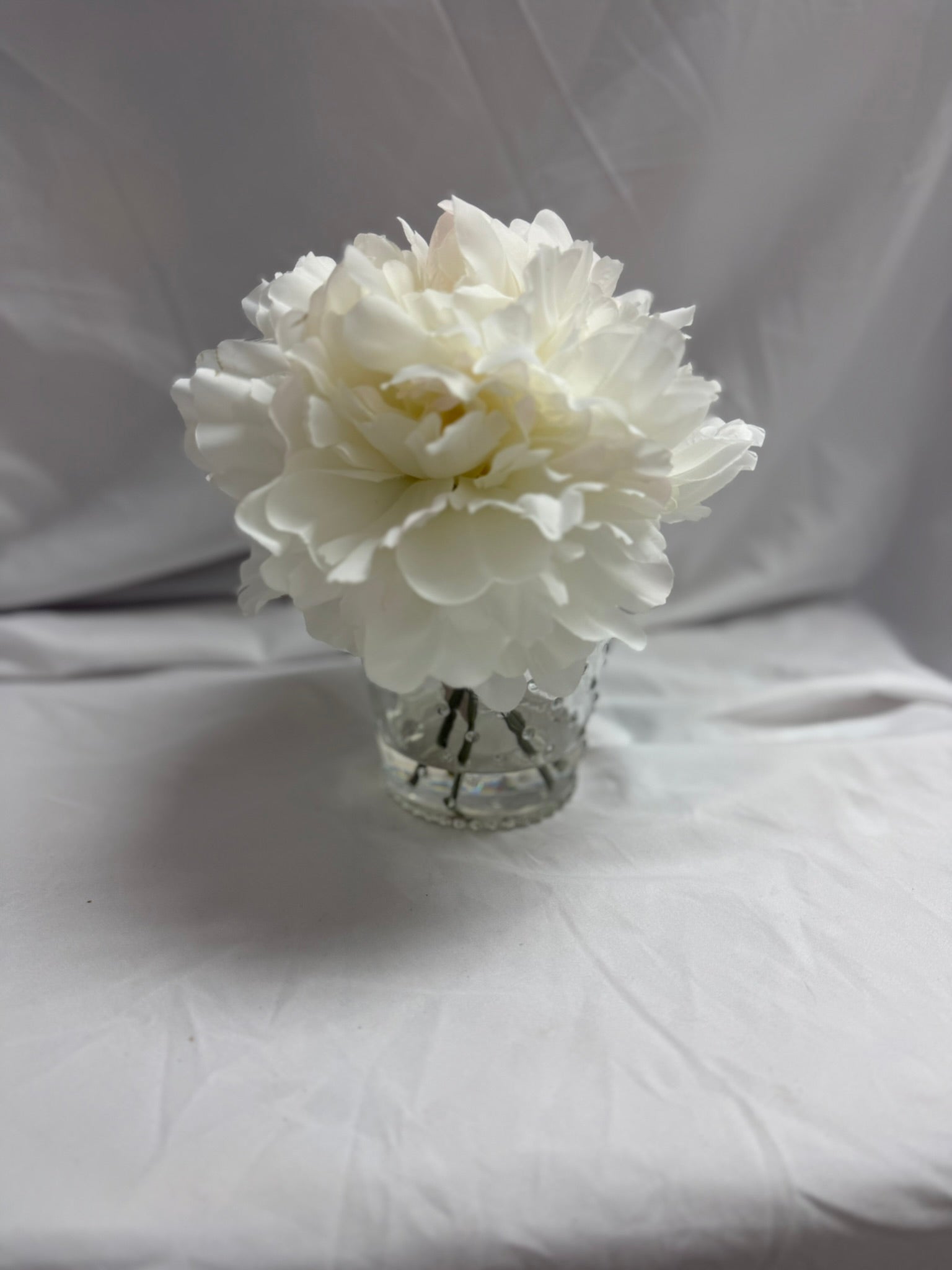 FAUX WHITE FLOWER IN CLEAR VASE