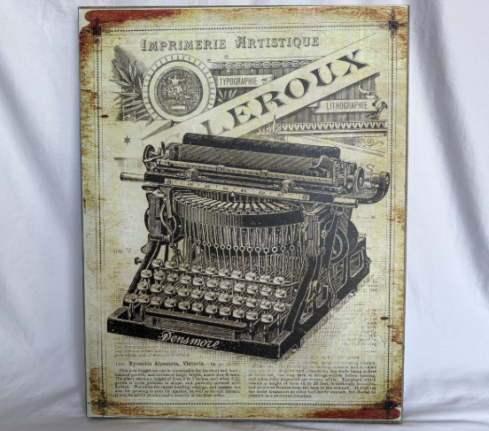 ANTIQUE TYPEWRITER ON WOODEN BOARD