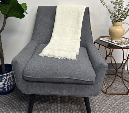 WHITE BLANKET WITH FRILLS