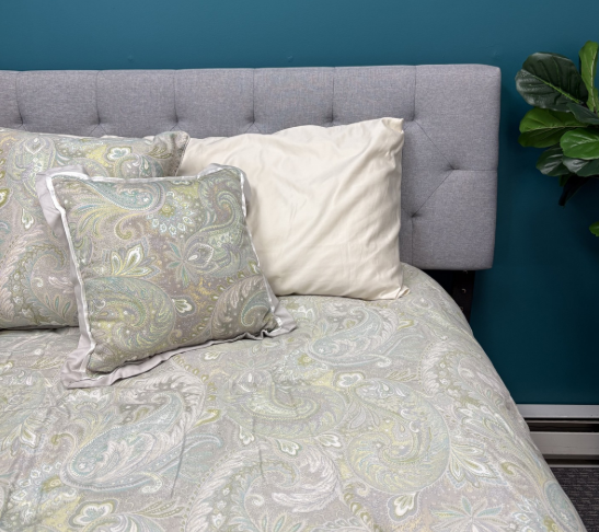 DAMASK INSPIRED BEDSPREAD WITH ACCENT PILLOWS