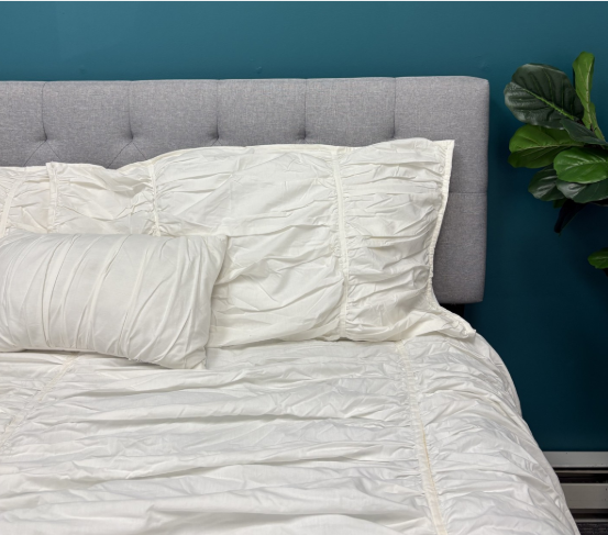 WHITE RUFFLED BEDSPREAD WITH ACCENT PILLOW
