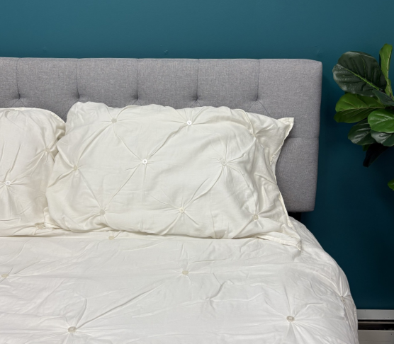 WHITE BUTTONED BEDSPREAD